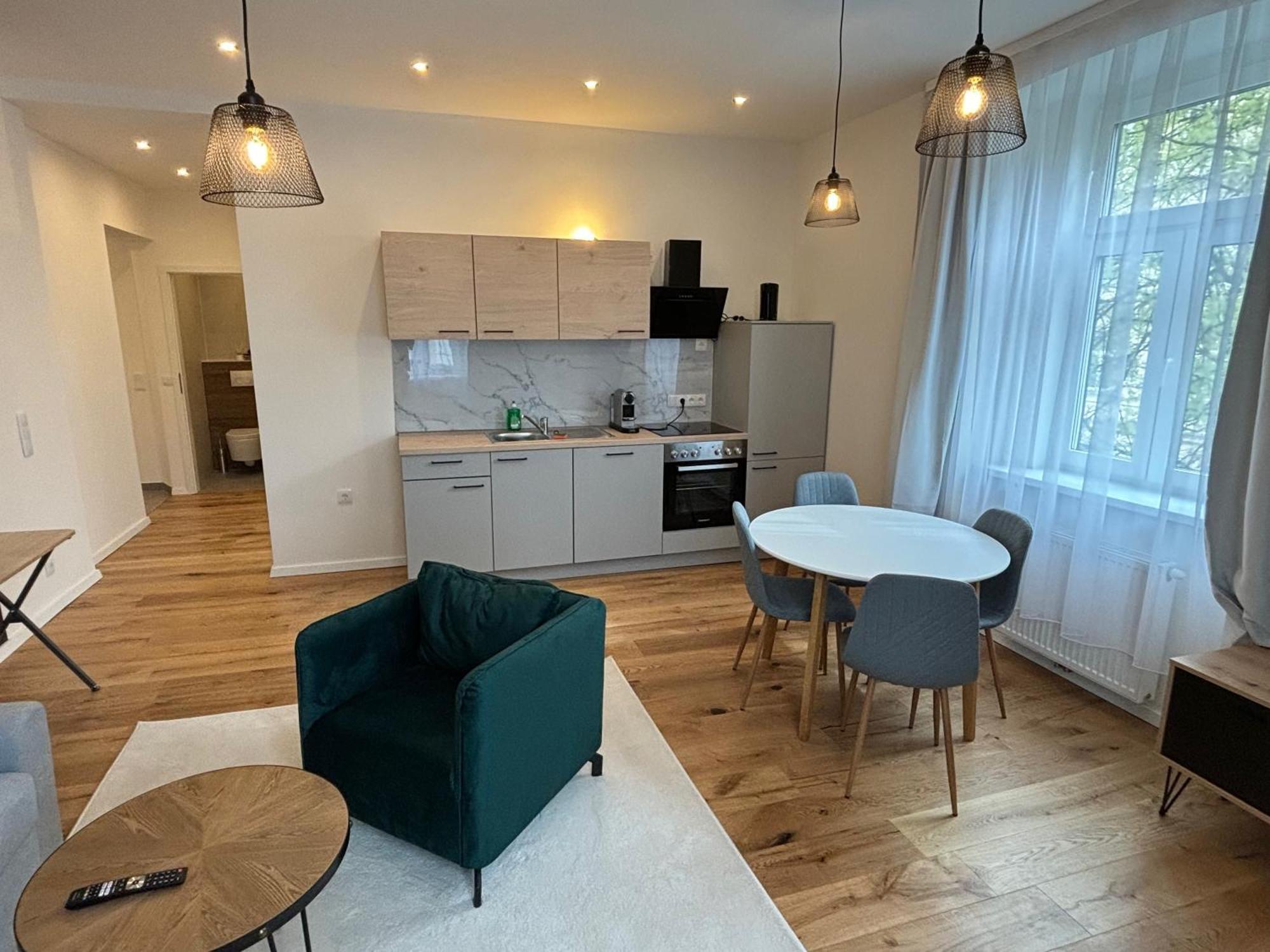 Apartment Altbauwohnung Mit Charme - Selbst Check In - Queensize Bett *